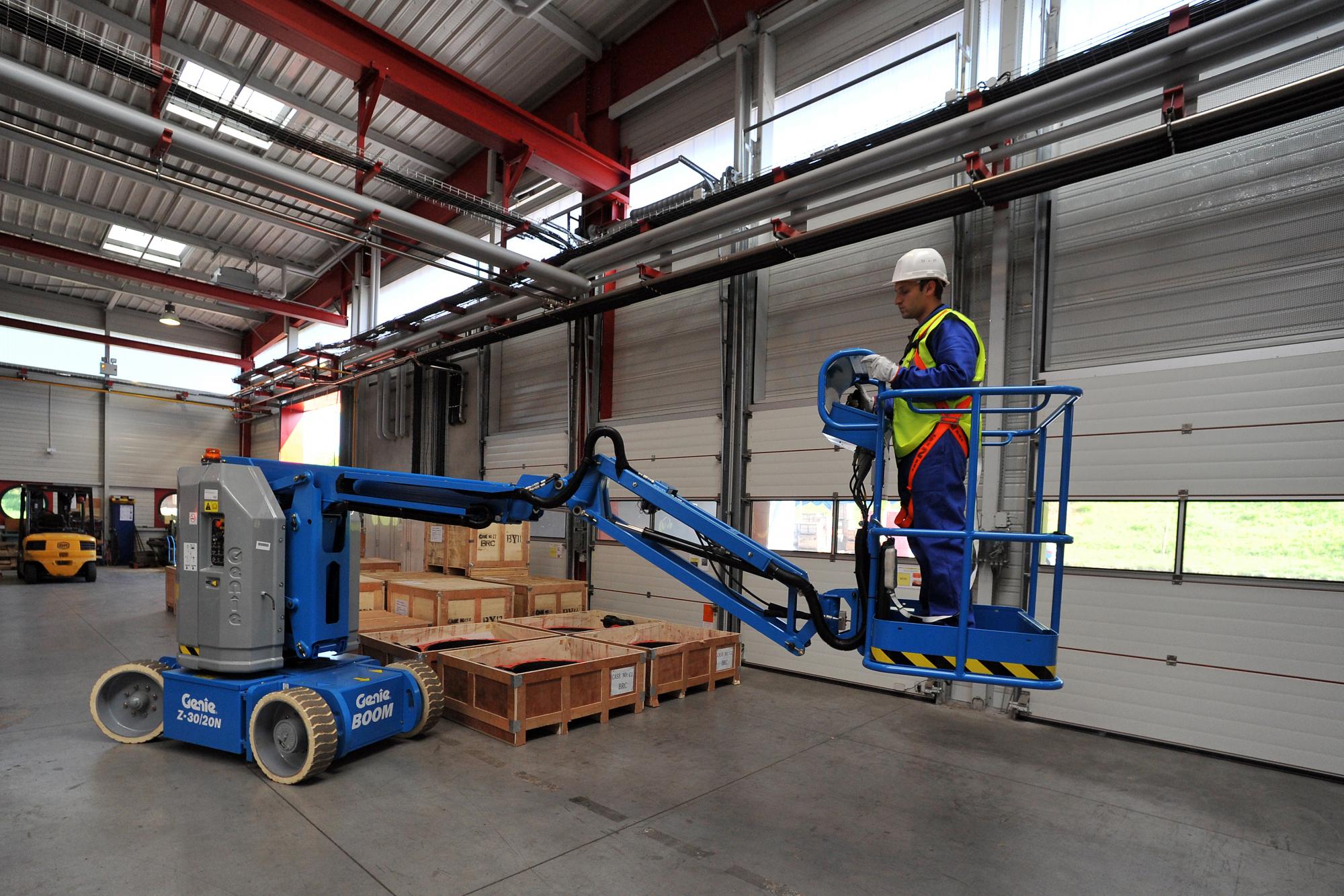 Genie® Z30/20NRJ (Narrow Rotating JIB) Articulated Boom Lift