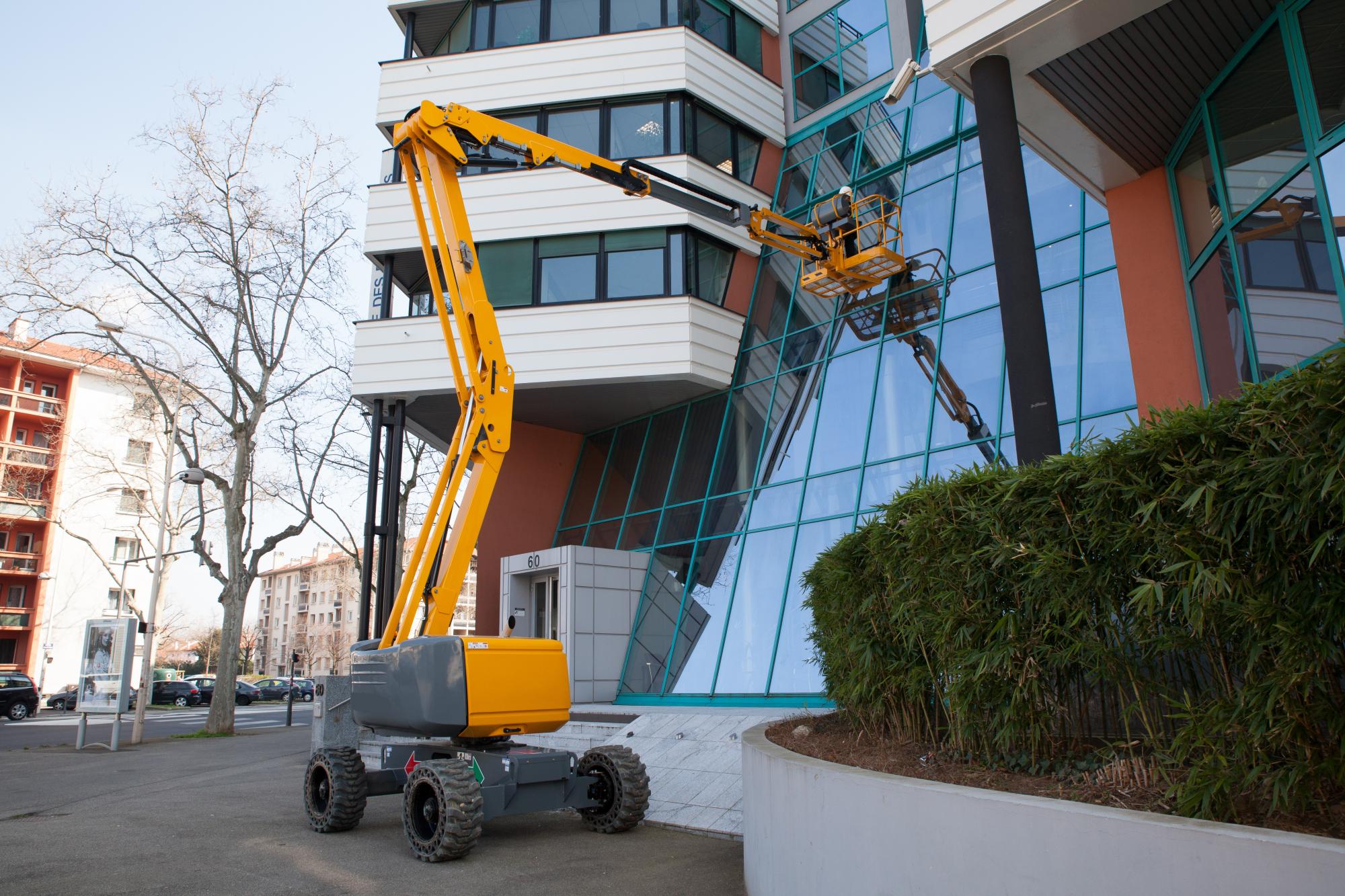 AH-16 JRT Articulated Boom Lift