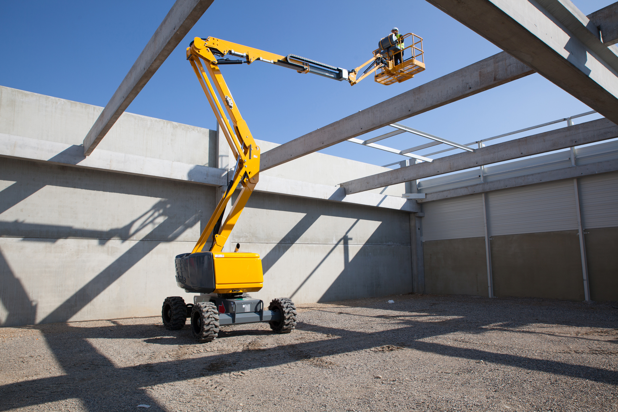 AH-16 JRT PRO Articulated Boom Lift